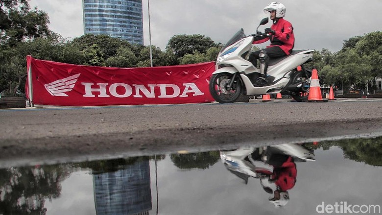 Honda PCX. Honda baru menjual motor dengan tenaga listrik seperti PCX. Foto: Pradita Utama Honda PCX. Honda baru menjual motor dengan tenaga listrik seperti PCX. Foto: Pradita Utama