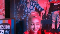 Hadir ke salah satu acara fashion, Hyolyn tampi stylish dengan menyantap makanan manis yang disediakan di sana. Foto: Instagram @xhyolynx