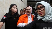 Selain melimpahkan Ratna, penyidik juga membawa sejumlah barang bukti berkaitan dengan perkara kasus hoax tersebut.