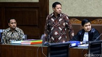 Pada saat itu, Ahmad berstatus sebagai Bupati Kabupaten Kepulauan Sula 2005-2010, sedangkan Zainal menjabat sebagai Ketua DPRD Kabupaten Kepulauan Sula 2009-2014.