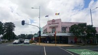 Menyeberang jalan Tamaki Drive, ada jejeran restoran dan juga gedung bioskop. Ada jejeran bangunan antik bergaya Art Deco (Fitraya/detikTravel)