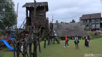 Para wisatawan bebas mengajak anak-anaknya bermain karena lokasi playing ground yang luas. Tersedia ayunan, perosotan, jungkat jungkit dan lain sebagainya (Wisma Putra/detikTravel)