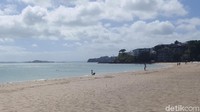 Pantai Mission Bay menghampar dengan garis pantai yang panjang. Ombaknya tidak besar karena menghadap ke Pulau Motutapu yang berisi gunung vulkanik kecil (Fitraya/detikTravel)