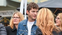 Wah, kira-kira Ashton lagi kenapa ya? Presley Ann/Getty Images