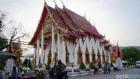 Wat Chalong dibangun sekitar abad ke-19 dengan nama sebenarnya adalah Wat Chaiyathararam. Namun turis lebih mengenalnya dengan nama Wat Chalong. (Syanti/detikTravel)