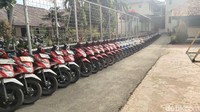 Foto-foto deretan motor di sebuah sekolah yang sangat rapi ramai dibahas di media sosial. Motor para siswa diatur jadi sesuai merek dan warna.