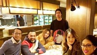 Ngumpul bersama teman-teman sang ayah. Alex pun terlihat masih menunggu menu yang dipesan. Foto: Instagram@axelmatthewthomas