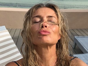 Pakai Bikini, Model Paulina Porizkova Pamer Tubuh Seksi di Usia 56