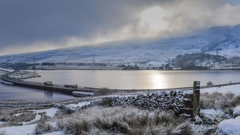 Salah satu pemandangan cantik lain dengan nuansa salju di Oldham.(Foto: Anthony Devlin/Getty Images)