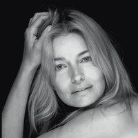 Penampilannya yang masih seksi di usia yang sudah kepala lima itu membuat netizen takjub. Di Instagramnya, ia menerima banyak pujian.  Foto: Instagram (@paulinaporizkov)