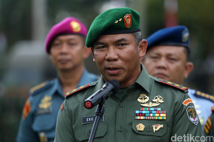 Mayjen TNI Eko Margiyono resmi menjabat sebagai Pangdam Jaya menggantikan Mayjen TNI Joni Supriyatno. Sertijab dilakukan di halaman Kodam Jaya, Jakarta.