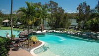 Berbagai fasilitas seperti resor, kolam renang, golf arena sampai helipad pun tersedia di sini (Makepeace/Sunset Coast Tourism)