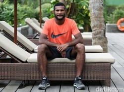 Marinus lahir dan besar di daerah pesisir di Kabupaten Sarmi, berjarak kurang lebih 300 km dari Jayapura. Saat Marinus kecil, kabupaten itu belum berkembang. 