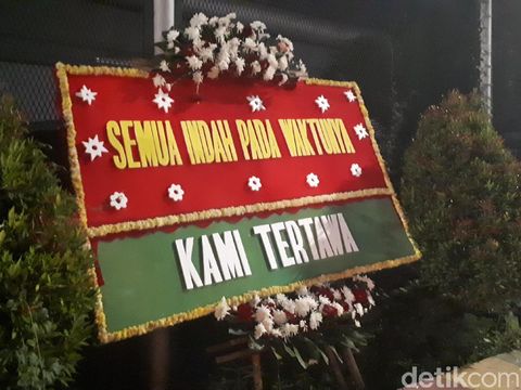 Ahmad Dhani, Kamu Dapat Karangan Bunga Lagi Nih!