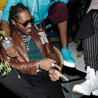 Sebuah video di akun YouTube majalah Complex memperlihatkan momen belanja  pria bernama asli Nayvadius DeMun Wilburn ini di department store mewah Barneys, New York City, Amerika Serikat. Total jumlah yang harus Future bayar senilai US$ 38,971.85 atau sekitar Rp 550 juta! Aku mungkin bisa menghabiskan US$ 200 ribu sampai 300 ribu sebulan untuk pakaian, katanya. Foto: Getty Images