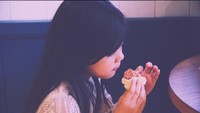 Duh, nikmat banget sih makan roti isi sosisnya. Kayaknya roti ini jadi salah satu makanan favorit Fea, nih. Foto:Instagram muluz.pi