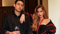 Bersama sang adik, begini gaya Axel saat pegang wine. Foto:Instagram@inathomasFoto: Instagram@axelmatthewthomas