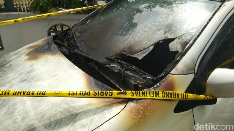 Mobil yang dibakar orang tak dikenal (Foto: Angling Adhitya Purbaya/detikcom) Mobil yang dibakar orang tak dikenal (Foto: Angling Adhitya Purbaya/detikcom)