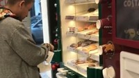 Axel terlihat sedang bingung memilih donat. Hmm enak semua ya. Foto: Instagram@axelmatthewthomas