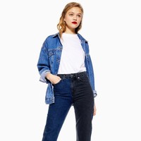 Jeans awalnya hanya dikenal di Amerika Serikat. Popularitas celana denim ini mendunia di era Perang Dunia II, ketika tentara Amerika memakai jeans kala tak bertugas. (Foto: Istimewa)