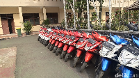Pemandangan bagai di showroom motor ini ada di SMAN 4 Tangerang Selatan. Sosok yang merapikan motor-motor ini adalah seorang satpam bernama Slamet Gunaedi. 