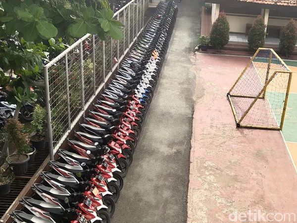 Sosoknya Viral, Begini Aksi Pak Slamet Rapikan Motor Sesuai Warna
