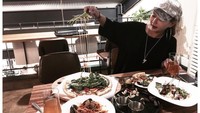 Penyanyi berusia 28 tahun ini gemar menyantap hidangan Italia. Ada pizza, pasta dengan kerang, hingga salad sayur yang segar. Foto: Instagram @xhyolynx