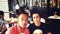 Pemilik nama asli Axel Matthew Thomas ini ternyata juga suka berkumpul dengan teman sambil menikmati makanan enak. Foto: Instagram@axelmatthewthomas