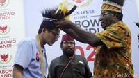 Dalam acara itu, Sandi juga mendapat topi Cendrawasi dari warga Papua Barat.