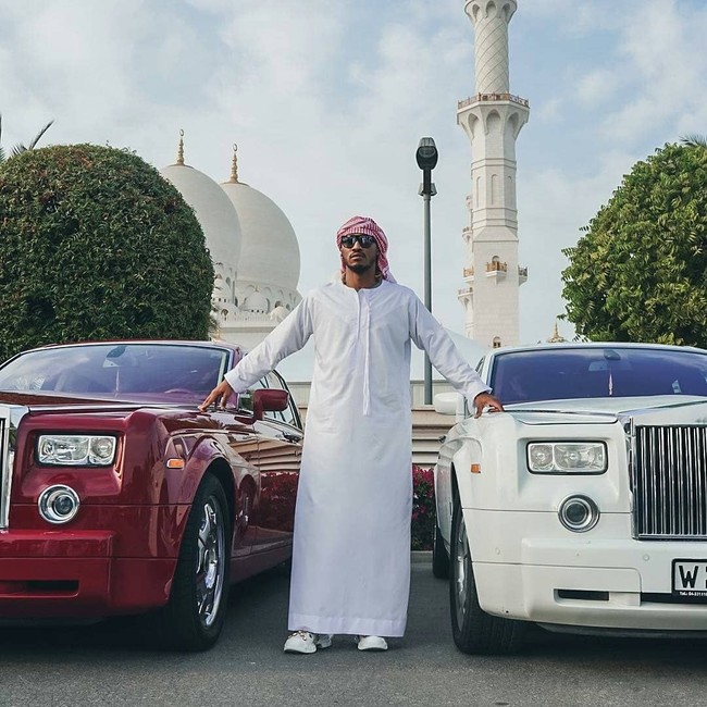 Begini gaya Future diapit dua sedan Rolls Royce Phantom saat menyambangi Dubai. Foto: Instagram/@futurehendrixarmy