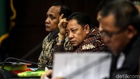 Kasus korupsi yang melibatkan kakak dan adik tersebut disebut merugikan negara sebesar Rp 3,4 miliar.