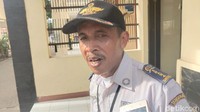 Kadang kalau satpam kebanyakan rajin kalau ada bosnya. Kalau saya mah nggak lah, mau bos lihat, mau nggak, saya tetap dengan aktivitas saya merapikan. Bagi saya, mau ada motor 1000, mau ada 1, tetap itu tanggung jawab saya, ucap Pak Slamet. 