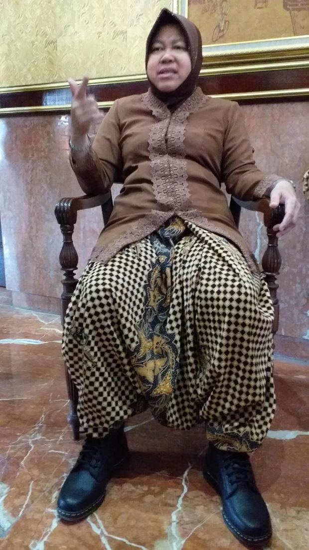 Melihat Gaya Wali Kota Risma Saat Pakai Sepatu Dr Martens