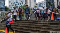 Para karyawan bergegas pulang dengan menembus air hujan, di Jl Thamrin, Jakarta, Kamis (31/1/2019).