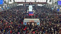 Jutaan warga China berkumpul di Stasiun Hangzhou di Zhejiang, China, untuk merayakan tahun baru Imlek bersama keluarga di kampung halaman. Stringer via Reuters.