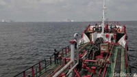 Mardiono menambahkan BBM tersebut dibeli dari kapal-kapal nelayan, bukan dari Pertamina, dan pada saat pemeriksaan awal kapal tanker tersebut diketahui tidak memilki dokumen resmi jual beli BBM dari Pertamina.