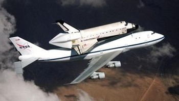 Untuk berpindah tempat, Columbia digendong oleh pesawat khusus Boeing 747. Foto: Getty Images