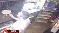 Ketika sedang sibuk melayani pesanan para pengunjung, bartender di sebuah restoran ini terkenal ini terkejut saat tiba-tiba barisan gelas di lemari bar jatuh secara bersamaan secara misterius. Foto: Istimewa