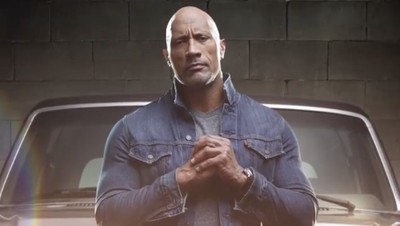 Aksi Dwayne Johnson di Hobbs and Shaw