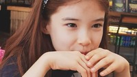 Jalan-jalan ke Thailand, model setinggi 143 cm ini sempat cicip es kelapa. Tetep imut ya walau sedang minum hihi. Foto: Instagram laurenhannalunde