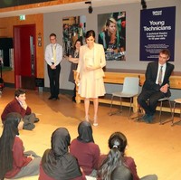 Dalam kunjungan tersebut, Meghan sempat berinteraksi dengan murid-murid sekolah dasar yang mementaskan sebuah pertunjukan pada saat itu. (Foto: Getty Images)