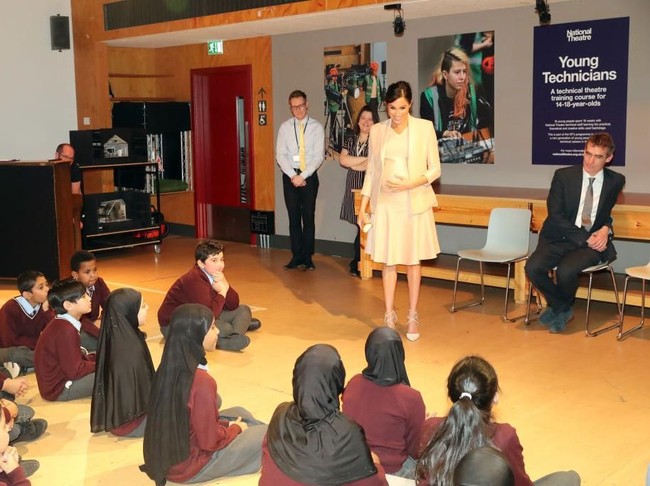 Dalam kunjungan tersebut, Meghan sempat berinteraksi dengan murid-murid sekolah dasar yang mementaskan sebuah pertunjukan pada saat itu. (Foto: Getty Images)