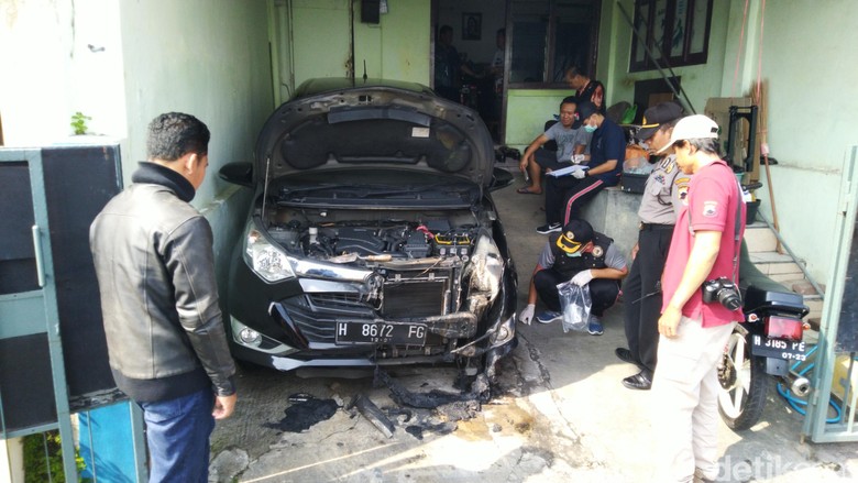 Mobil dibakar orang tak dikenal di Semarang. Foto: Angling Adhitya Purbaya/detikcom Mobil dibakar orang tak dikenal di Semarang. Foto: Angling Adhitya Purbaya/detikcom