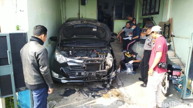 Salah satu kendaraan beroda empat yang dibakar orang tak dikenal
