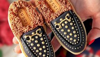  3D furry Gucci loafer cookies!, tulisnya. Pasti tahu dong ini sepatu milik brand apa? Foto: Instagram inspiredtotaste