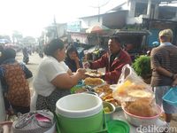Gurih Renyah Bubur Opak yang Bisa Dimakan Berikut Wadahnya