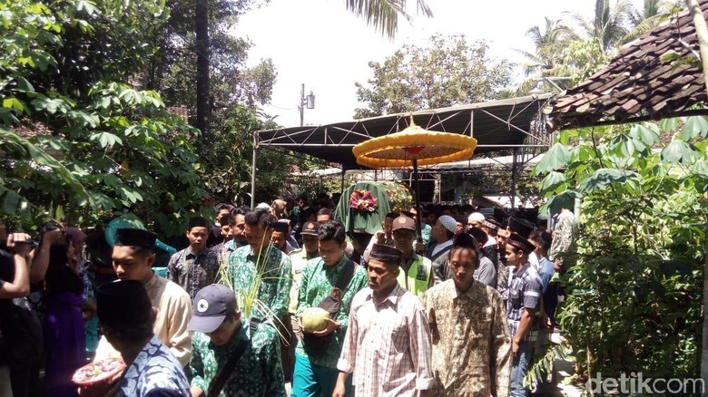 Teman Sekolah Antar Pemakaman Korban Tawuran Pelajar di Magelang Teman Sekolah Antar Pemakaman Korban Tawuran Pelajar di Magelang