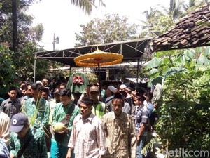 Teman Sekolah Antar Pemakaman Korban Tawuran Pelajar di Magelang