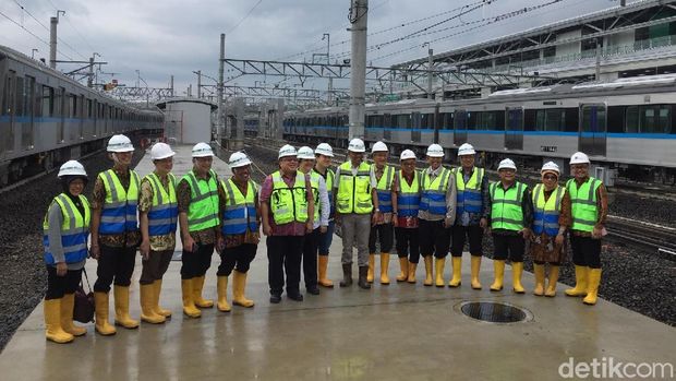 Kepala Bappenas Ajak Anak dan Isteri Jajal MRT Jakarta