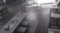 Bayangan putih ini tiba-tiba masuk dalam frame kamera di sebuah restoran. Setelah itu beberapa meja dan kursi terlihat bergerak dengan sendirinya. Seram! Foto: Istimewa